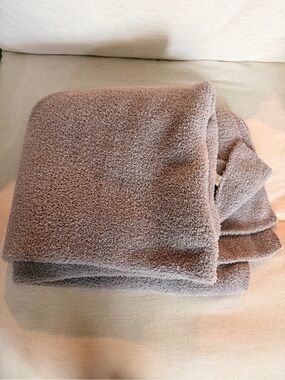 Joie Plush Throw Blanket